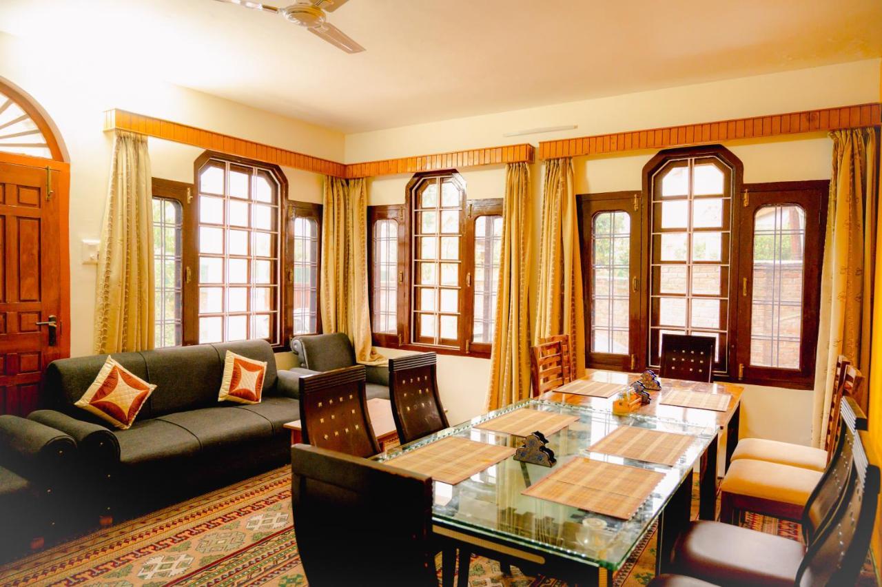 Hotel Peaceful Mornings Srinagar Buitenkant foto