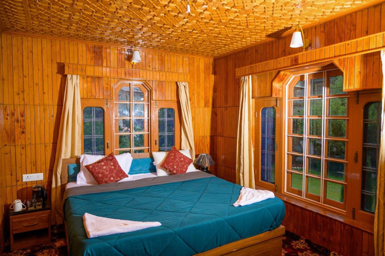 Hotel Peaceful Mornings Srinagar Buitenkant foto